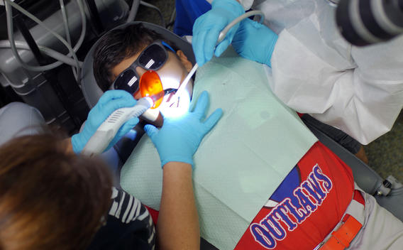 Imagen de niño recibiendo cuidado dental