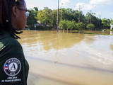AmeriCorps - miembro mirando hacia la calle inundada