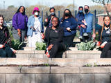 Jardín comunitario - grupo de personas frente a la cámara y sonriendo