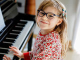 niña tocando el piano